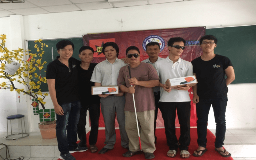 Nhóm sinh viên Khoa CNTT ĐH Gia Định trao cây gậy thông minh cho người khiếm thị
