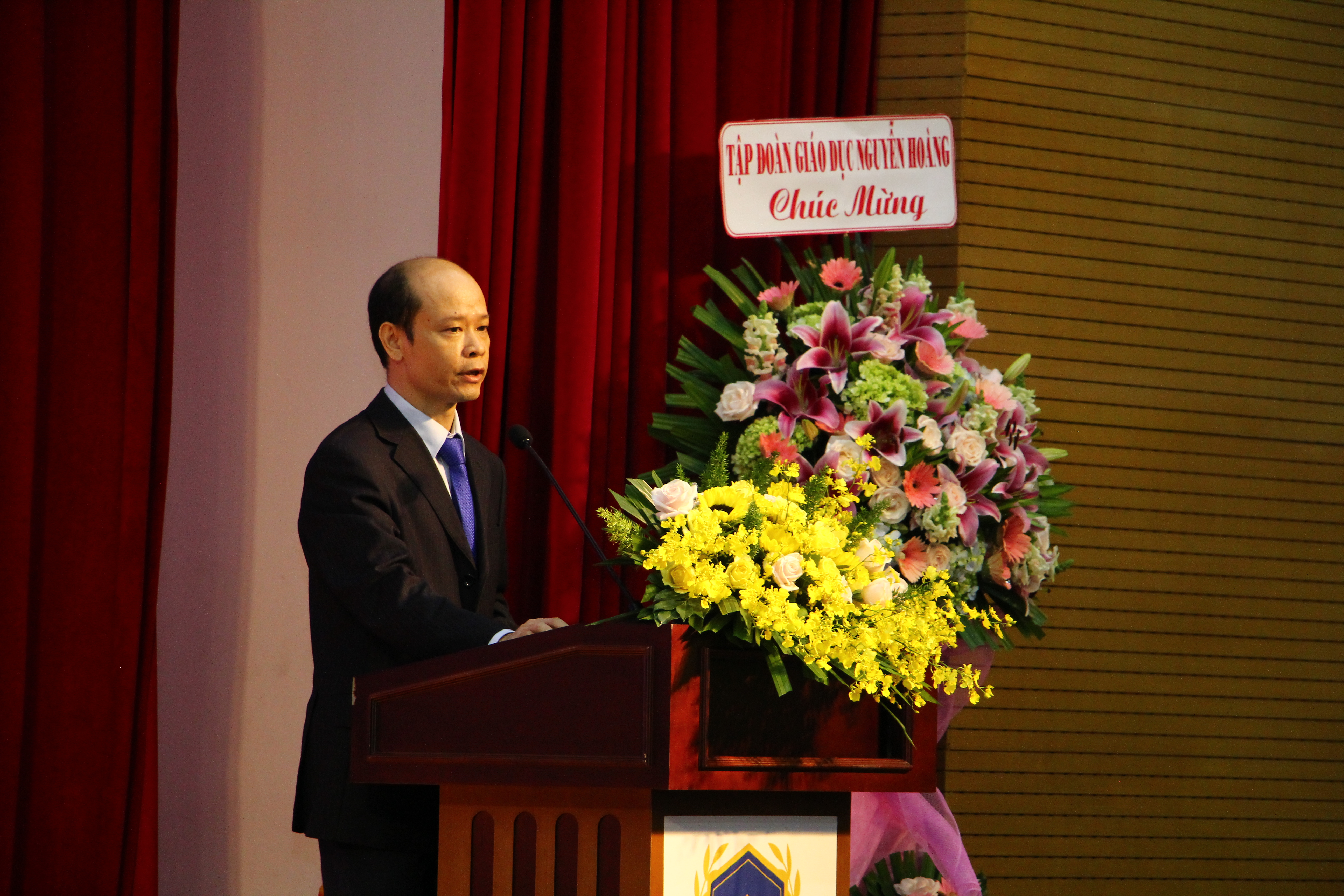 Hiệu trưởng Nhà trường phát biểu