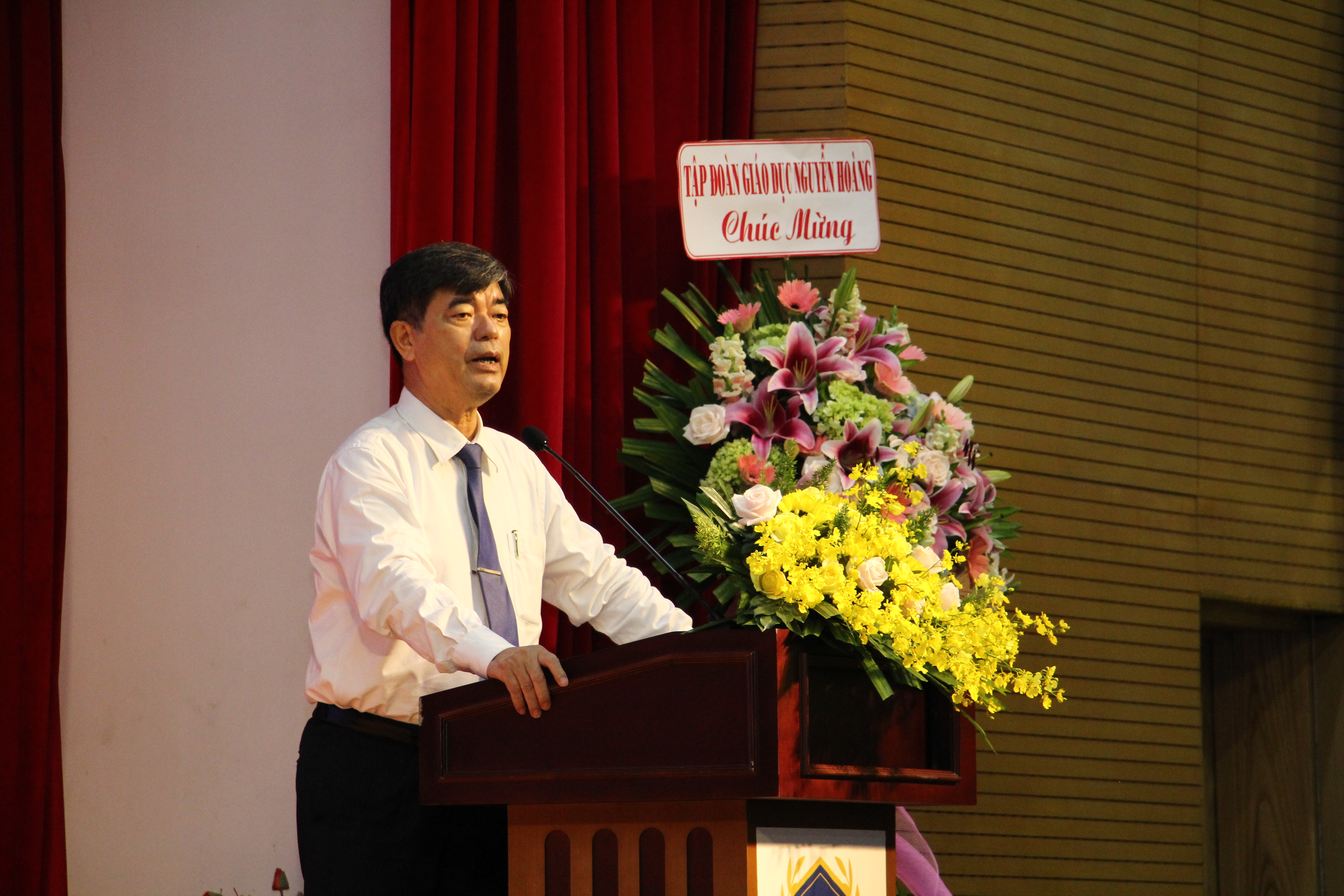 TS Thái Bá Cần phát biểu tại lễ khai giảng
