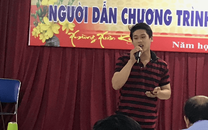 SV Quang Vinh 12DHQK trình diễn văn nghệ