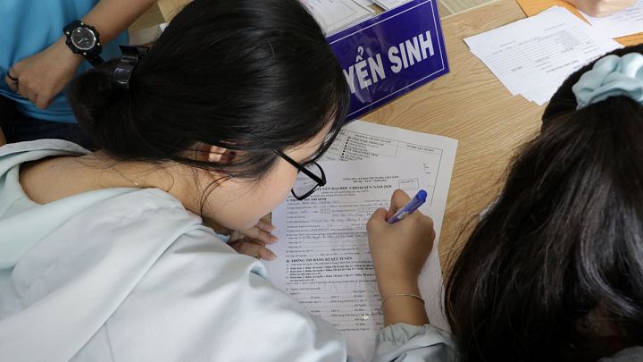 Học sinh tạm biệt nỗi lo học phí mùa chọn trường đại học 2020