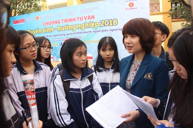 TS Phạm Thu Hương - Trưởng phòng quản lý đào tạo Trường ĐH Ngoại thương, tư vấn cho thí sinh tại chương trình tư vấn tuyển sinh - hướng nghiệp năm 2018 do báo Tuổi trẻ tổ chức - Ảnh: CHÍ TUỆ