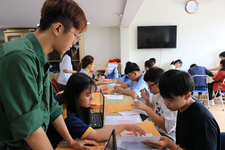 Thí sinh đến hoàn tất hồ sơ xét tuyển bằng học bạ vào ĐH Gia Định
