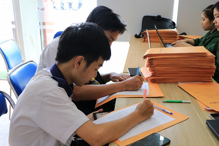 Thí sinh đến đăng kí xét tuyển học bạ vào Đại học Gia Định