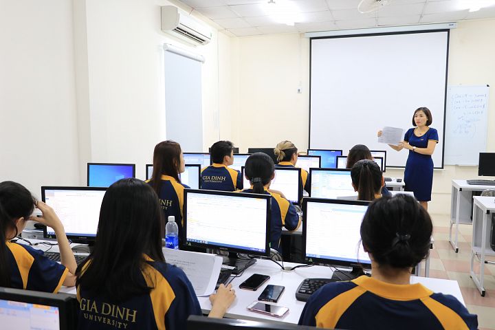 Hình ảnh buổi học thực hành khoa Kinh tế ĐH Gia Định