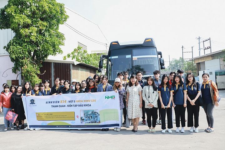 Tân sinh viên khoa XHNV - đợt 2 GDU hào hứng tham quan tìm hiểu quy trình sản xuất in ấn hiện đại