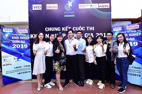 Sinh viên Đai học Gia Định khởi nghiệp bằng “Thanh long sinh thái trồng trên vùng ngập mặn”