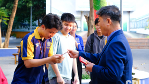 Sinh viên GDU rạng rỡ nhận lì xì từ Ban Giám hiệu nhà trường  