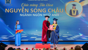 Bí quyết trở thành thủ khoa toàn khóa ngành Ngôn ngữ Anh của bà mẹ U40