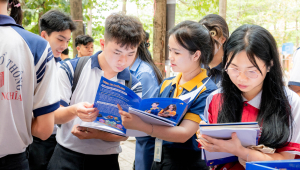 Kỳ thi riêng “lên ngôi”: Cuộc đua vào đại học ngày càng khốc liệt