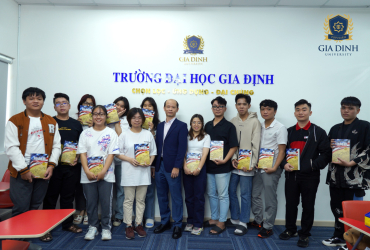 Thầy Hiệu trưởng gặp gỡ và tặng sách cho sinh viên chương trình tài năng GDU   