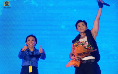 Ricky Star và Dương Edward “choáy” tại Lễ hội âm nhạc “Hòa sắc” GDU 2023 