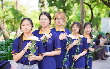 Giảng viên, sinh viên xếp hàng tiễn đưa 731 anh hùng liệt sĩ
