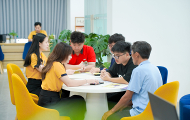 Muốn giảm chi phí học đại học, nhiều gia đình đổi cách chọn trường