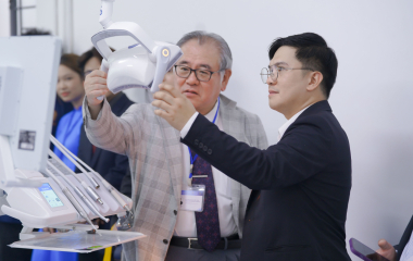 Một trường đại học ở TPHCM ứng dụng hệ thống mô phỏng nha khoa vào đào tạo