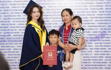 Khoảnh khắc tốt nghiệp: Người được gia đình kề bên, người lặng lẽ tự mình đón nhận