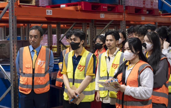 Sinh viên GDU khám phá hệ thống kho lạnh hiện đại tại AJ Total Việt Nam