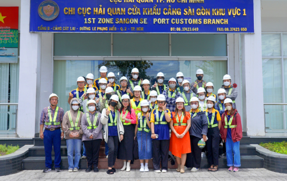 Sinh viên ngành Logistics và Quản lý chuỗi cung ứng GDU “vi vu” thực tế tại cảng Tân Cảng - Cát Lái 