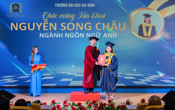 Bí quyết trở thành thủ khoa toàn khóa ngành Ngôn ngữ Anh của bà mẹ U40