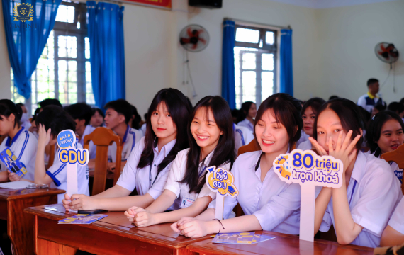 Học sinh trường THPT Phước Bình (tỉnh Bình Phước) trang bị hành trang "Để trở thành công dân số"