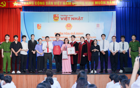 Học sinh THPT Việt Nhật trực tiếp trải nghiệm phiên tòa giả định GDU
