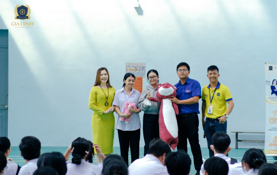 Học sinh THPT Nguyễn Trãi hào hứng với chương trình "Để trở thành công dân số" 