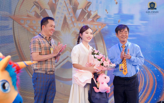 Ca sĩ Phương Mỹ Chi khuấy động sân khấu Lễ hội chào đón tân sinh viên K19 