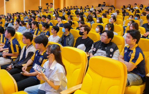 Ngành Thương mại điện tử Đại học phù hợp với ai? Điều kiện xét tuyển ra sao?
