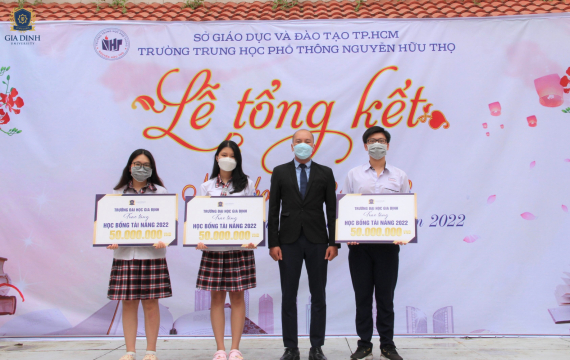 GDU trao học bổng cho học sinh trường THPT Nguyễn Hữu Thọ 