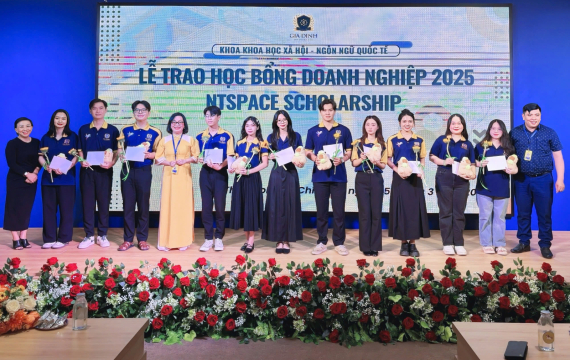 Khoa Khoa học Xã hội & Ngôn ngữ Quốc tế trao học bổng cho sinh viên: Tiếp lửa đam mê, kiến tạo tương lai 