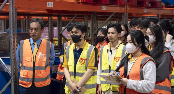 Sinh viên GDU khám phá hệ thống kho lạnh hiện đại tại AJ Total Việt Nam