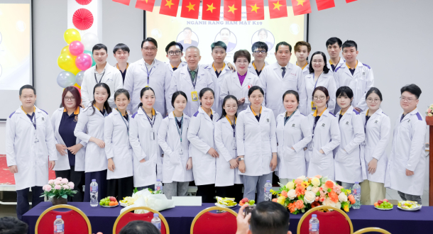 Lễ trao áo blouse trắng 2025: Khởi đầu hành trình rèn luyện y đức của những thầy thuốc tương lai