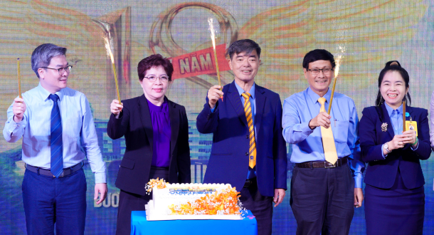 Trường Đại học Gia Định vinh danh, khen thưởng các tập thể, cá nhân xuất sắc tại buổi lễ kỷ niệm 18 năm thành lập 